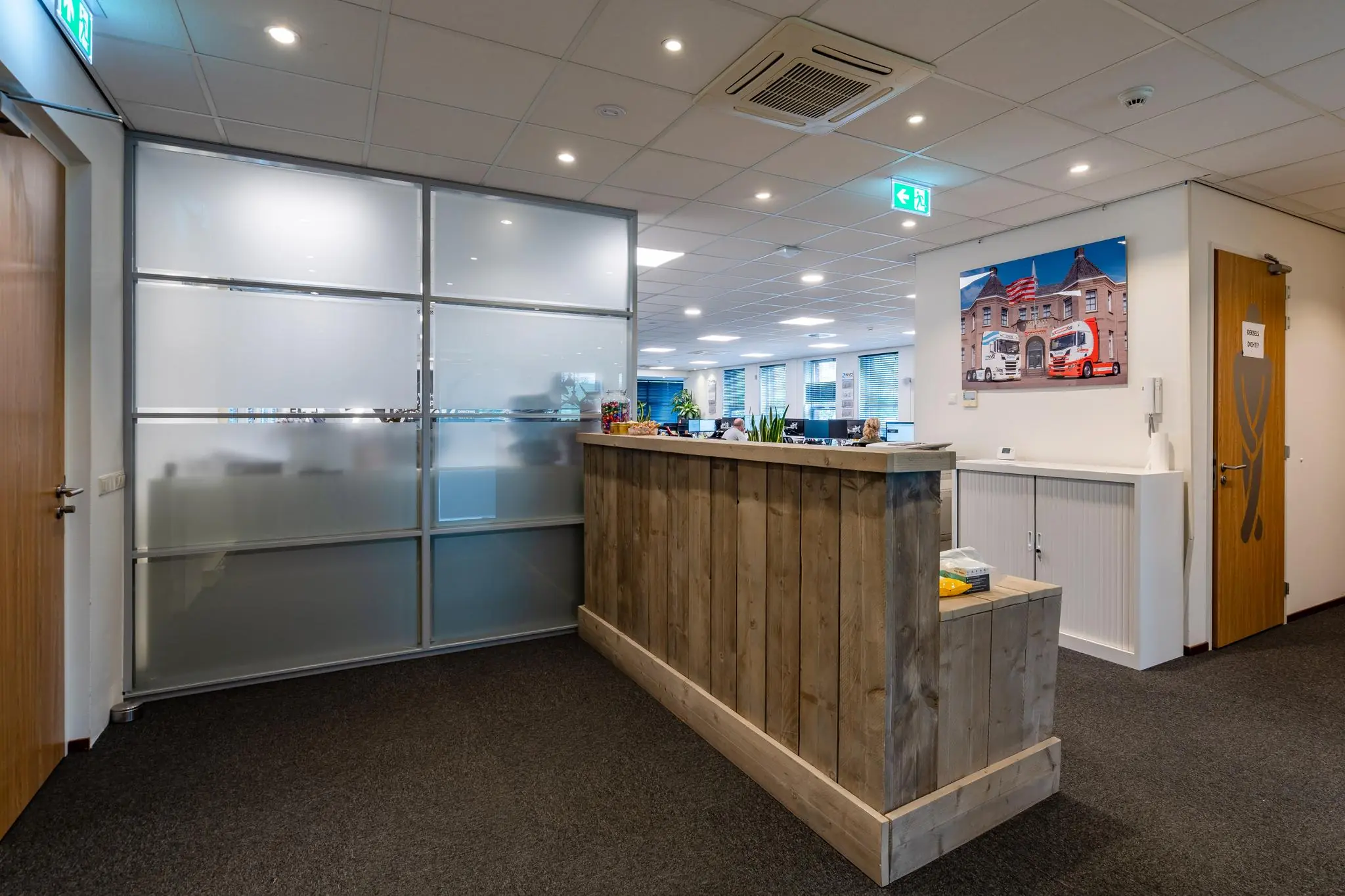 Moderne kantoorruimte aan de 1e Barendrechtseweg met een houten balie en een open werkruimte op de achtergrond.